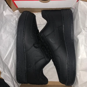 Nike Air Force 1  - Snygga Nike skor i modellen ”Air Force 1” dessa har en schysst svart färg och är helt oanvända! Skorna är självfallet äkta och Orginalpriset ligger runt 1450sek medans jag säljer för 999