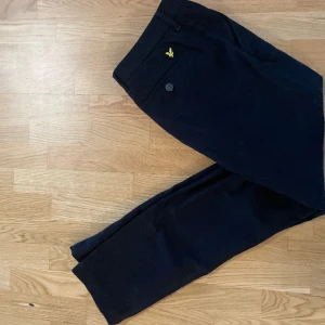 Lyle scott chinos - Ett par riktigt fräscha Lyle scott chinos som knappt e använda skick 9/10 sitter slimfit 