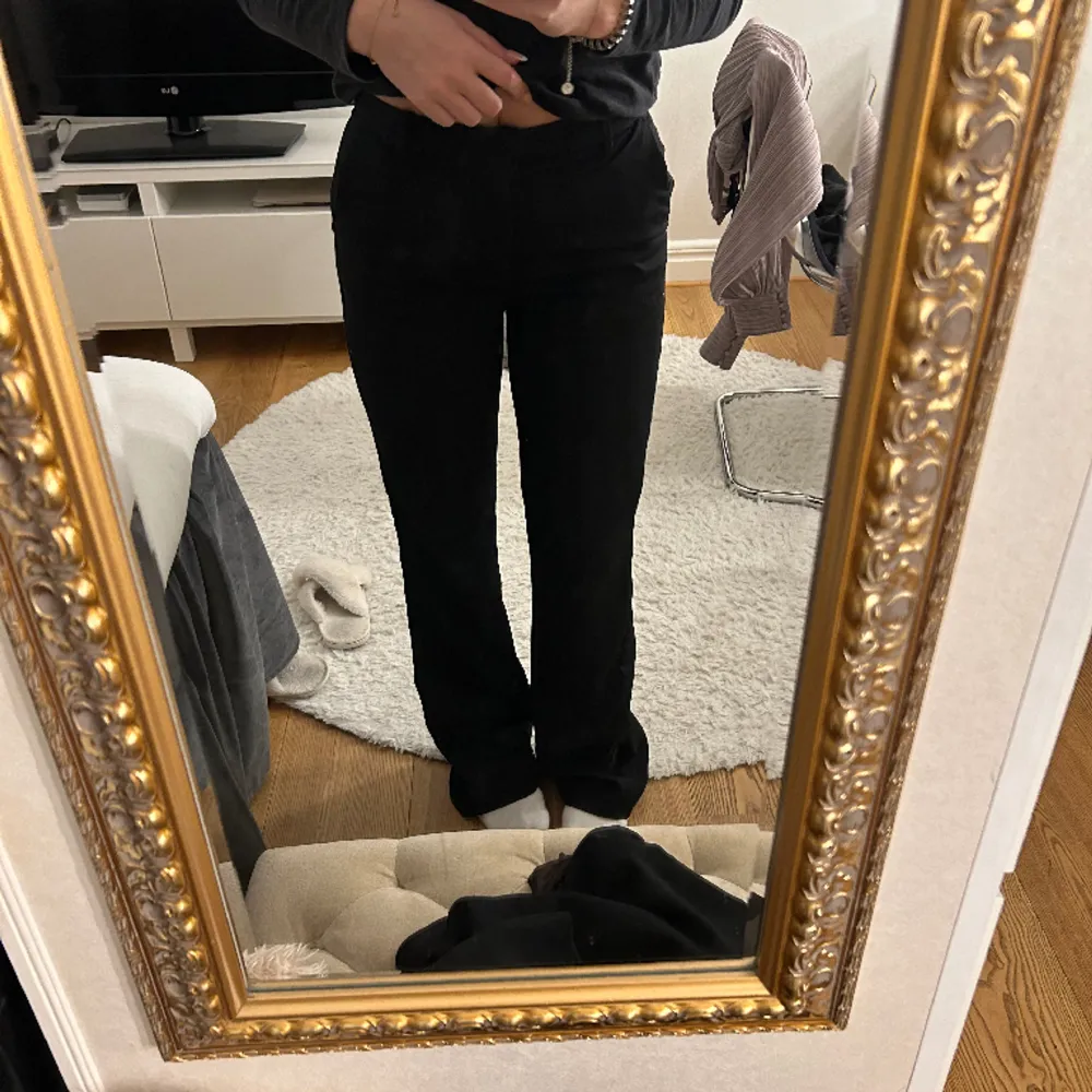 Svarta kostymbyxor från Lindex i bra skick, använda några gånger men säljer nu pågrund av att jag köpt nya som jag tycker om mer🥰. Jeans & Byxor.