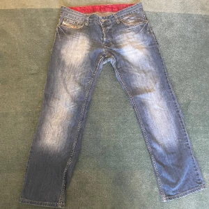 disel jeans - disel jeans i stolek 33, lagom slitna därför rätt så billiga! använd gärna köp nu!