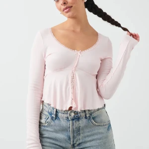 Rosa topp - Rosa spets topp från gina💘💘 Har används cirka 2 ggr, säljer för att de inte är min stil🫶🫶 Slutsåld på hemsidan