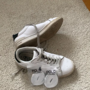 Ralph lauren skor  - Ser att dom har varit använda där av priset men ändå i okej skick. Säljer på grund utav ingen användning. Skickar även med nya snören. Står ej för frakten! OBS storlek är mindre än vad det står passar nån med storlek 38. Nypris 949. 