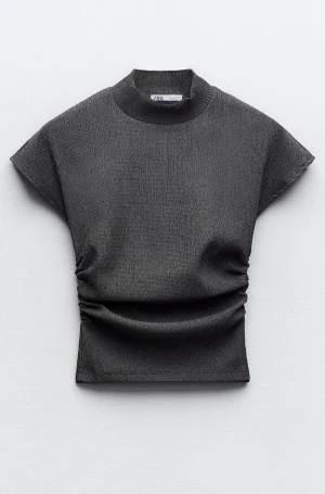 Topp - Superfin topp från zara som tyvärr är för liten. Den är aldrig använd och var lappen kvar. Pris kan diskuteras, hör av er vid intresse!🩷