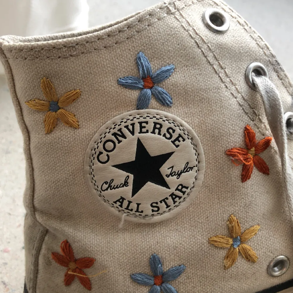 Converse med broderade blommor! . Skor.