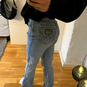 Vintage jeans  - Utsvängda vintage jeans från Allack, midwaist i storlek w26, passar XS.  Köpt i Vintage butik för 500 kr, säljer för 250 kr. Kan hämtas i Kalmar eller skickas mot fraktkostnad.