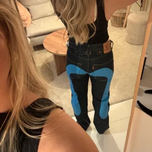 Evisu jeans - Säljer min ascoola evisu jeans!! Nysick och strl 30x34 och sitter jättebra på mig som vanligtvis har 34/36😇 Skriv gärna vid funderingar eller prisförslag!!