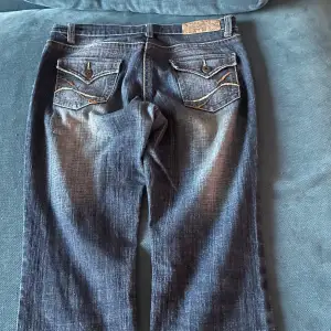 Supersnygga lpgmidjade jeans men utsvängda ben. Midjemått: 38cm. Innerbenslängd: 81cm.❤️