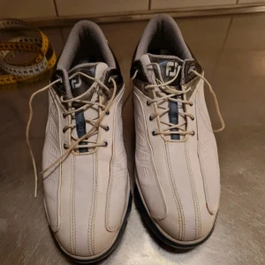 Spikade golfskor  - Spikade golfskor från märket Footjoy, dom är i storlek 46 och har ett mått på 31,5cm på innersulan. Dom är sparsamt använd och i bra skick