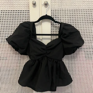 Topp med knytning - Så fin knyt topp.  Helt oanvänd från boohoo.  Storlek 36 