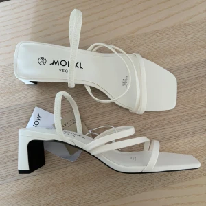 Klackskor Monki nya - Vita superfina klackskor från Monki! Nya med prislapp. Säljes pga har inte kommit till användning! 🩷