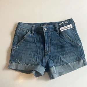 Jeans Shorts - Säljer ett par jeans shorts från Hollister. Helt nytt par, aldrig använt. De är högmidjade och stretchiga. Waist 27.