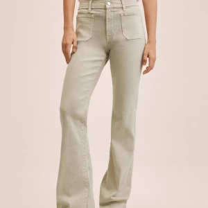 Beige flared jeans  - Ett par snygga beiga jeans från MNG, de är tyvärr för långa för mig och de är använda ett få antal gånger. 