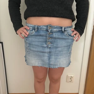 Jeans kjol  - Superfin jeans kjol som jag gjort av ett par jeans! Bara använd fåtal ggr och i bra skick❤️