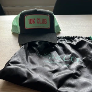 Clean Drink x John Hatter & Co - Oanvänd keps från John Hatter & Co i samarbeta med Clean drink.