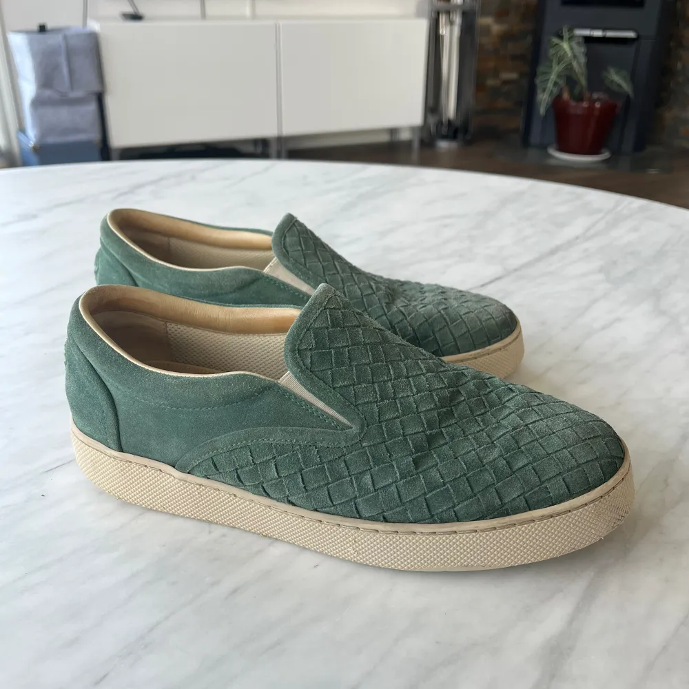 Säljer ett par Bottega Veneta skor i storlek 41 men passar 42. Perfekta skor till sommaren! Skorna är i fint skick bara lite skitiga men tvättar dom innan jag postar. Skriv vid frågor!. Kengät.