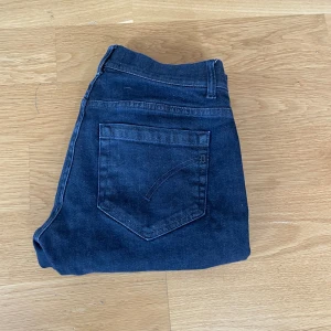 Dondup George jeans  - Säljer dessa slim jeans från Dondup i modellen George. Jeansen är i nyskick och har inga tecken på användning. Jeansen är i storlek 32.