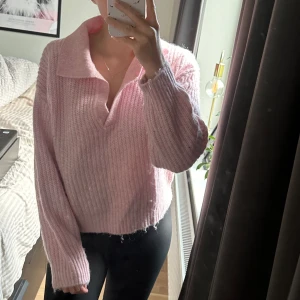 Tröja  - Tröja från Gina, använd en gång. Tröjan ser ”luddig” ut, men den såg ut så vid köp (se sista bilden). 