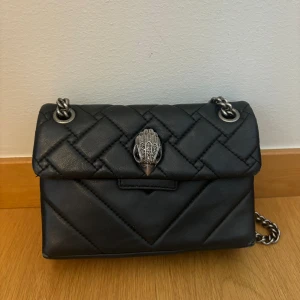 Kurt Geiger väska  - Säljer denna supersnygga handväska från Kurt Geiger i mycket bra skick!💗 Man får med tygpåsen, nypris på väskan är 2000kr.