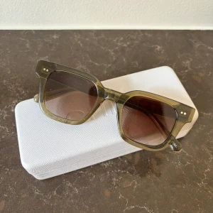  Chimi solglasögon - Säljer ett par supersnygga solglasögon från Chimi som jag knappt använt💗Modellen är 04!  Nypris 1200☺️