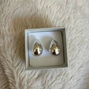 Örhängen - Helt oanvända silverörhängen formade som droppar!!