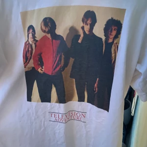 Television  t shirt - Skön sommar t shirt passar till allt. Skön nu till sommarn. storlek S