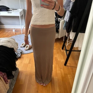 Kjol - Helt oanvänd Low waist maxi skirt från Nelly i färgen nougat!🙏🏻🙏🏻