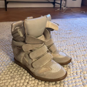 Isabel marant skor - Så snygga isabel marant skor, aldrig använda💕🩷Jag kan tänka mig att sälja för ett lägre pris