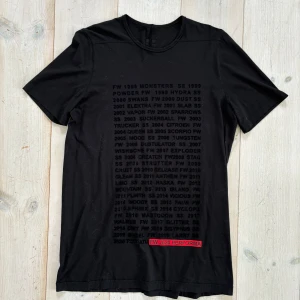 Rick Owens level tee - En level Tee ifrån Rick Owens (Drkshdw) Men alla namnen på de olika mainline showsen genom åren, i sjukt bra skick!