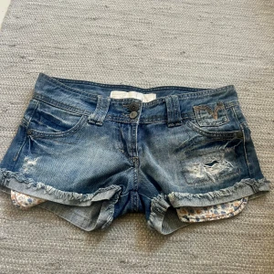 Lågmidjade jeans shorts - Lågmidjade jeans shorts. Midjemått 38cm, total längd 23 cm. Köp via köp nu❤️‍🔥