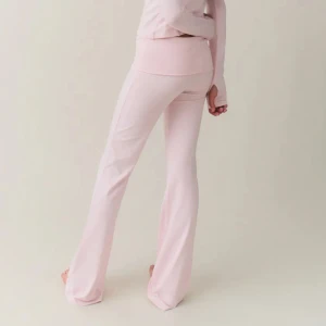 Snygga yogapants  - Supersnygga yoga pants från Gina young. Passar mig som ör 158 i längden och skulle säga att den passar npn som har xs/s. Helt oanvända