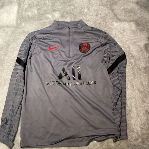 PSG tröja - Sparsamt använd. Storlek M men känns ungefär som S/M