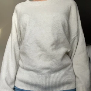 Stickad vit tröja - Säljer denna mysiga, oversized stickade tröja från stradivarius i storlek L🩷💐