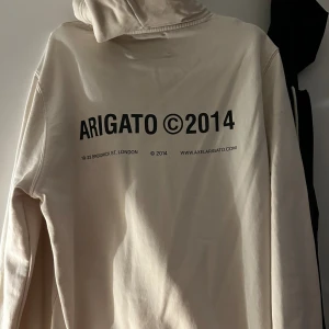 Axel Arigato  - Nyskick. Använd kanske 2-3 gånger  Beige Xs men känns som S