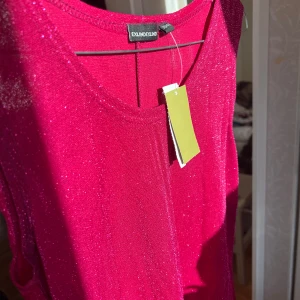 Klänning - Helt oanvänd rosa/röd glittrig klänning med liten slits baktill 