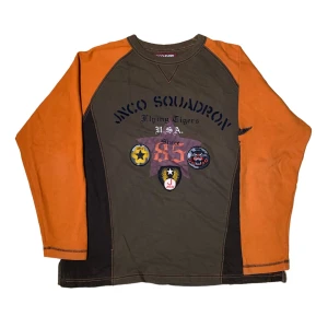 Jnco Sweatshirt  - JNCO sweatshirt i storlek L. Har några mindre svaga fläckar, skriv för bild. Jag på bilden är 180 cm. Mått: axelbredd - 61 cm, längd - 62 cm. Skriv för fler bilder och frågor!