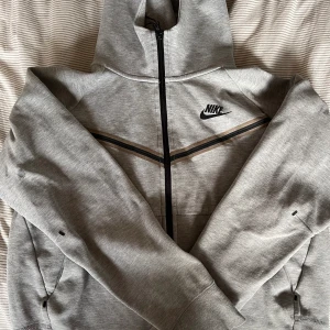 Nike tech fleece - Köpt av en tjej på Plick för 800kr använd fåtal gånger så den är i bra skick 