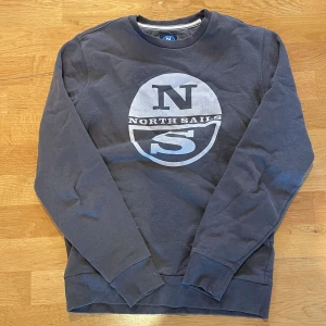 North Sail Tröja - Tjocktröja från North Sail (najs seglarmärke med bra kvalitet). Bra skick inga skador. 