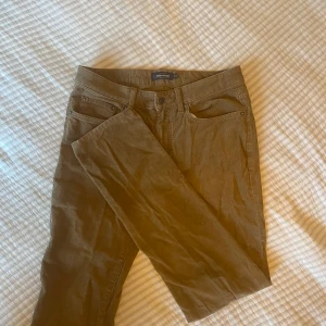 Bruna manchesterbyxor straight fit - Bruna manchesterbyxor från Dressmann. I gott skick. 31/32.