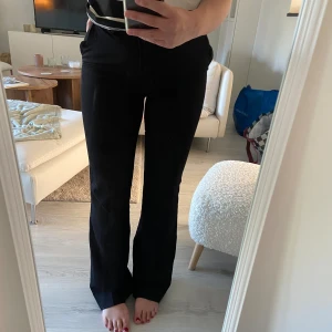 Slutsålda kostymbyxor lindex!! - Modell fiona Fint skick!  Jag är 170 och de är långa på mig!!