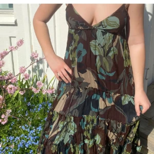 Klänning  - Säljer denna fina klänning perfekt till en sommarkväll❤️🧡💛💚🩵💙💜🤍💓💗❤️‍🔥 Nypris:3500kr 