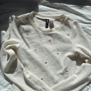 Vit långärmad  - Jättesöt vit långärmad med hjärtan! Den är liite nopprig vid sidorna för att jag har haft en kofta över💕
