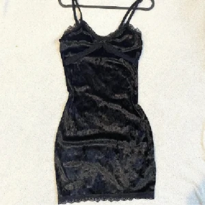 Sammetklänning - Så fin sammetklänning i jättebra skick 🤍