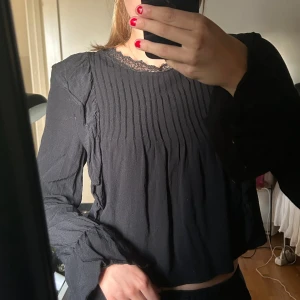 Blus  - Säljer denna söta blus från zara som tyvärr blivit för liten!!