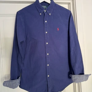 Ralph Lauren skjorta - Mörkblå Ralph Lauren skjorta med kontrastkrage och kontrastmanschett. Passar dig som är 167-175. 