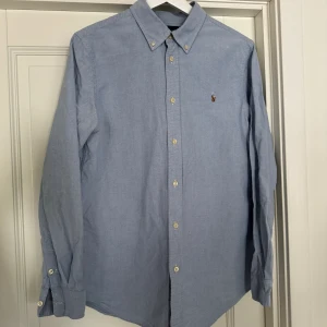 Ralph Lauren skjorta - Ljusblå Ralph Lauren skjorta. Passar dig som är 165-175 cm. 