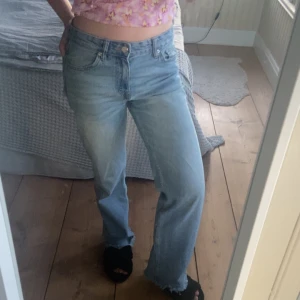 Mid waist straight Jeans  - Perfekta mid waist jeansen! Raka i modellen från pull and bear. Klippta för att passa i längd på mig som är 1.70  Köptes för 379kr och är i fint skick! 