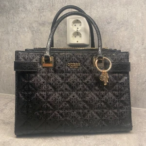 GUESS VÄSKA - Större vardagsväska från Guess, använt skick.