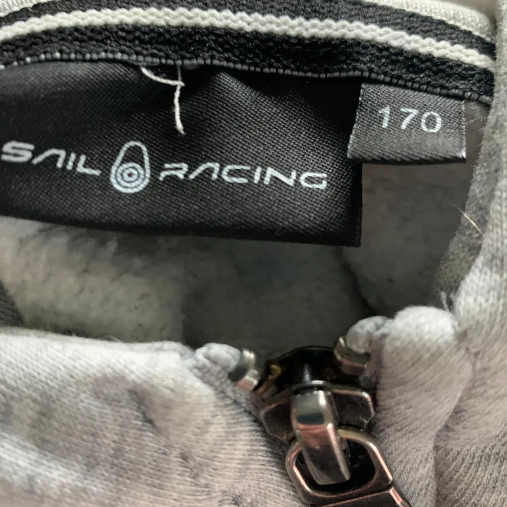 Säljer denna mycket sköna Sail racing tröja till ett mycket rimligt pris. Denna tröja har en liten enkel lagning vid vänstra hand. För minsta fundering så kan du höra av dig👍🏻. Hoodies.