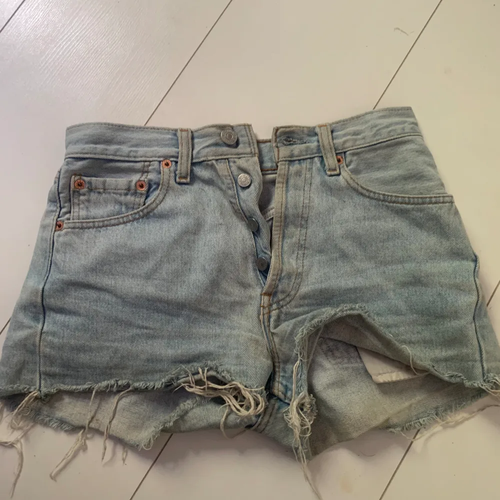 Dessa jeans shorts är bara använda ett par få gånger förra sommaren som nu har blivit försmå för mig i storlek 34 köptes för 700kr och säljs nu för 400kr💕. Shorts.