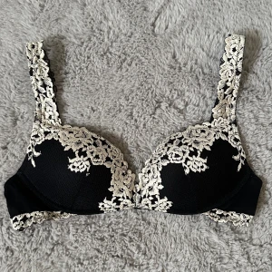 Intimissimi BH - Säljer ”Gioia Pretty Flower Super Push up” i Svart då den inte kommer till användning. Nypris 619kr. Använd max 2 gånger men i nyskick. Storleken är 75C (har dock klippt av lappen). Jag accepterar inte lägre än de pris jag satt!